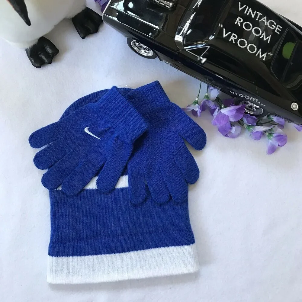 Nike NWOT Beanie with Gloves Set Youth OS (8/20)